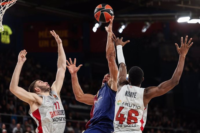 Justin Anderson of FC Barcelona, Nikos Rogkavopoulos and Ousmane N'diaye of Baskonia compete for the ball during the Turkish Airlines Euroleague, match played between FC Barcelona and Baskonia at Palau Blaugrana