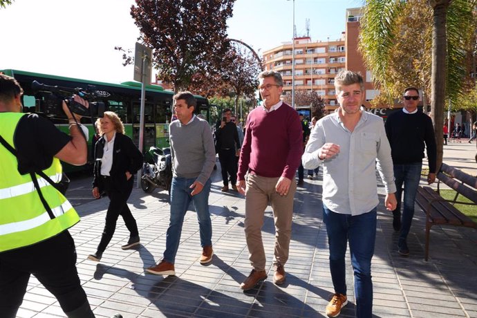 Mazón en la visita a los autobuses Lanzadera de Torrent