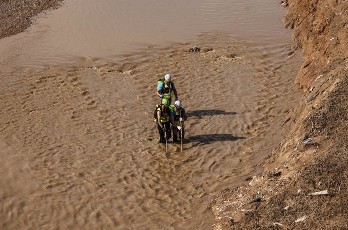 Efectivos del dispositivo de búsqueda de víctimas mortales como consecuencia de la DANA en el barranco del Poyo, en la localidad valenciana Chiva. 