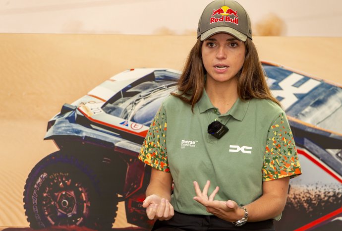 La piloto española Cristina Gutiérrez en un evento de Dacia.