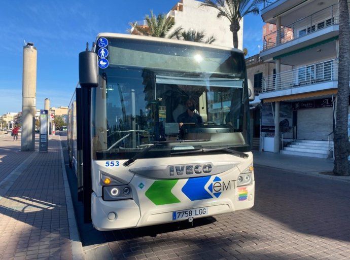 Archivo - Un autobus de la EMT en una zona turística de Palma.