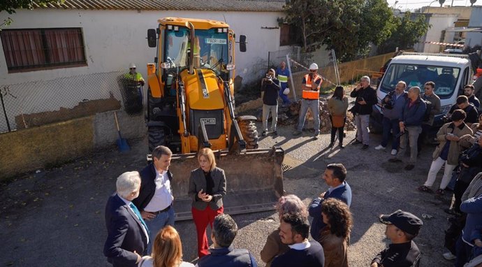 La alcaldesa de Jerez de la Frontera (Cádiz), María José García-Pelayo, junto al delegado del Gobierno en Andalucía, Pedro Fernández, supervisan las obras que está ejecutando el Ayuntamiento de Jerez, a través de Aquajerez.