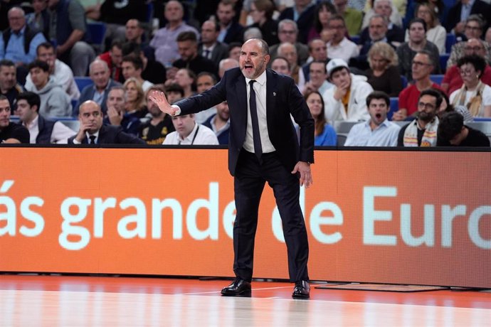 Chus Mateo da instrucciones durante un partido del Real Madrid