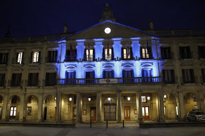 Gasteizko udaletxeko fatxada urdinez