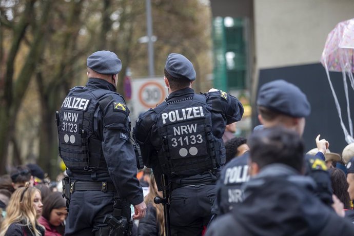 11 November 2024, North Rhine-Westphalia, Cologne: Police officers control access near Zuelpicher Strasse as Carnival season begins in Germany. The season kicks off annually in Germany on the 11th day of the 11th month - November 11 - at 11:11 am and ends