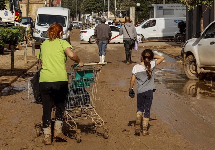 Dos personas entre escombros en Sedaví,