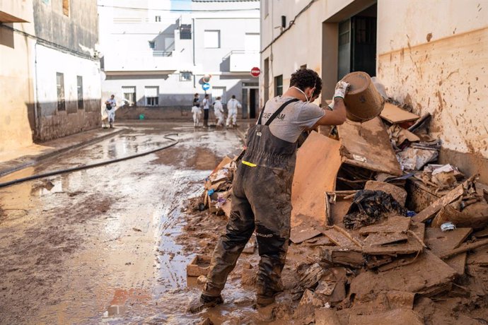 Un hombre realiza tareas de limpieza en una de las zonas afectadas por la DANA, a 10 de noviembre de 2024, en Massanassa, Valencia, Comunidad Valenciana (España). La DANA, que arrasó la provincia de Valencia el pasado 29 de octubre, ha dejado ya más de 22