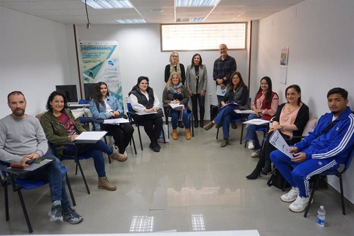 María Dolores Gálvez (centro, al fondo), en la visita a CIC Batá.