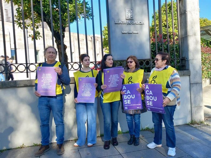 Entrega de firmas de Amnistía Internacional para demandar la apertura de centros de crisis 24 horas contra la violencia machista. En Santiago.