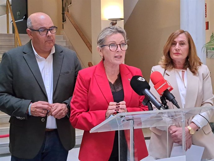 La delegada de Empleo, Empresa y Trabajo Autónomo en Málaga, Carmen Sánchez Sierra, presenta, junto al alcalde, Jesús Lupiáñez, y la concejala de Empresa y Empleo, Belén Zapata, en rueda de prensa