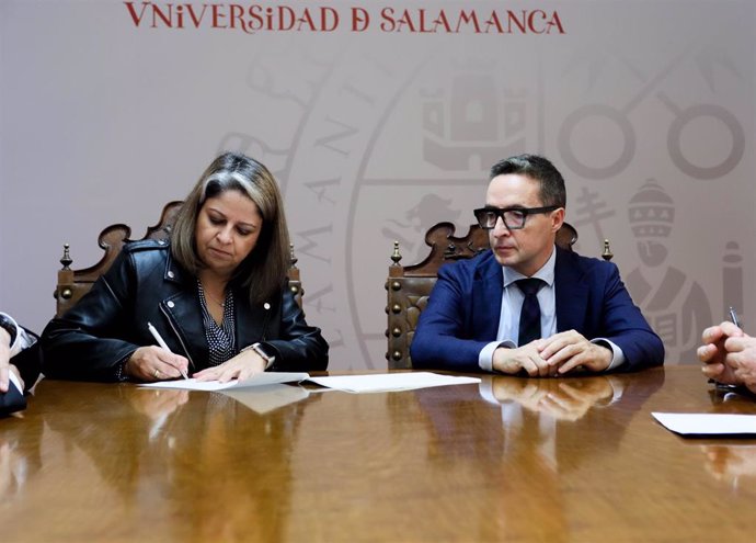 Elena Borrego y Juan Manuel Corchado, durante la firma del acuerdo.