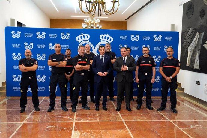 El presidente de la Junta de Andalucía, Juanma Moreno, y el presidente de la Diputación de Huelva, David Toscano, en la recepción a los bomberos del Consorcio de Huelva desplazados a Valencia tras la DANA.