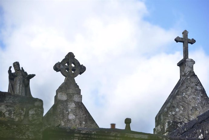 Archivo - Cruces en el cementerio de Os Eidos.