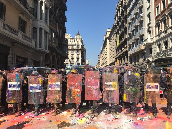 Archivo - Cordón policial de la manifestación de la izquierda independentista contra la concentración del sindicato Jusapol, en una imagen de archivo