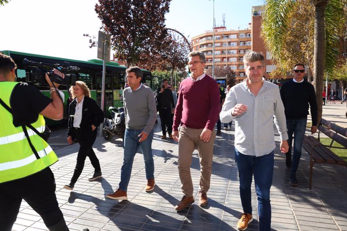 Mazón en la visita als autobusos Llançadora de Torrent