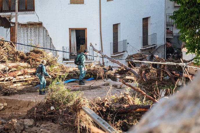 Dos agentes de la Guardia Civil trabajan en una zona afectada por la DANA