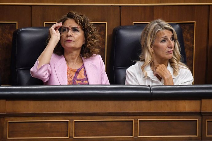 Archivo - La vicepresidenta primera del Gobierno y ministra de Hacienda, María Jesús Montero y la vicepresidenta segunda del Gobierno y ministra de Trabajo, Yolanda Díaz, durante una sesión plenaria, en el Congreso de los Diputados, a 10 de septiembre de 