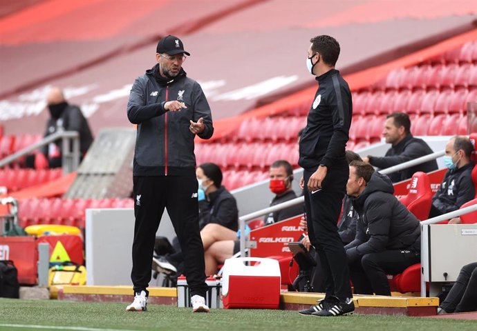 Archivo - El entrenador Jürgen Klopp conversa con el cuarto árbitro David Coote, durante un Liverpool-Aston Villa en Anfield.