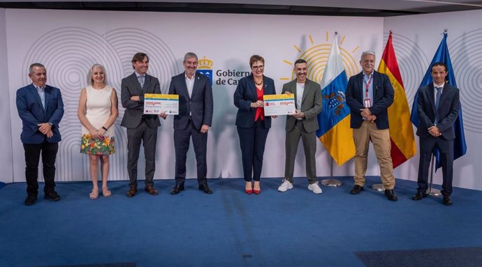 El presidente de Canarias, Fernando Clavijo, con la consejera canaria de Bienestar Social, Candelaria Delgado, en la firma del acuerdo para abaratar la movilidad de jóvenes de 12 a 30 años residentes en Canarias