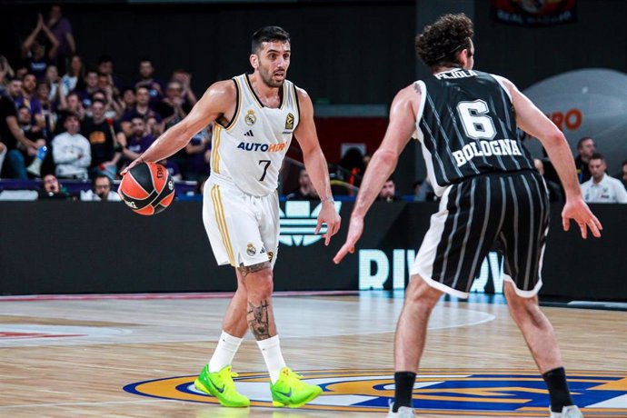 Archivo - Facundo Campazzo ante Alessandro Pajola en el Real Madrid-Virtus de la Euroliga 23-24