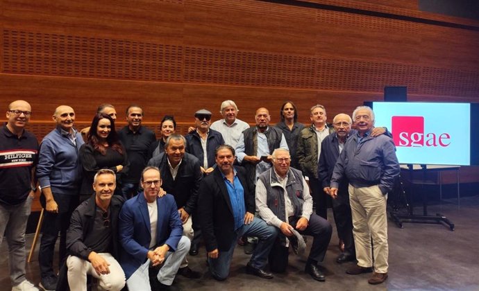 Foto de familia de la presentación de Anotnio Onetti a la reelección como presidente de  la Sociedad General de Autores y Editores (SGAE).