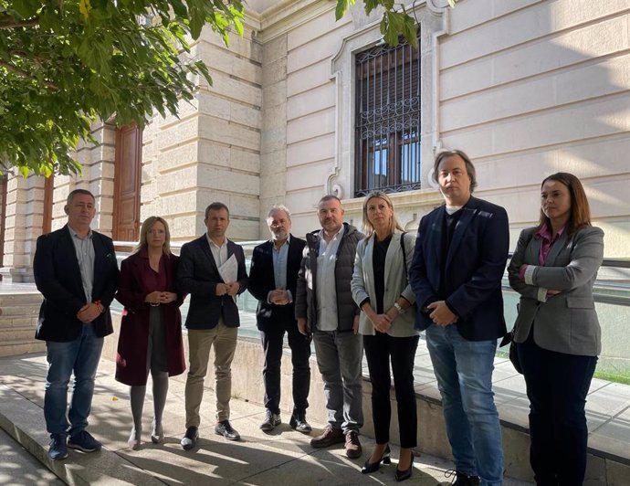 Julio Millán (3i), junto a otros concejales del PSOE en el Ayuntamiento de Jaén.