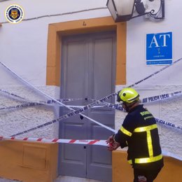 Un bombero precinta un apartamento turístico de Jerez afectado tras hundirse el suelo del baño de la planta baja.