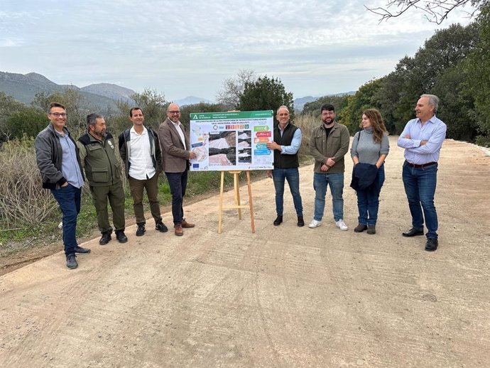 Juan Miguel Sánchez y Rafael Martínez (a ambos lados del cartel), en la inauguración de la intervención de mejora de la vía pecuaria Colada de la Fuente del Castillejo, en Carcabuey.