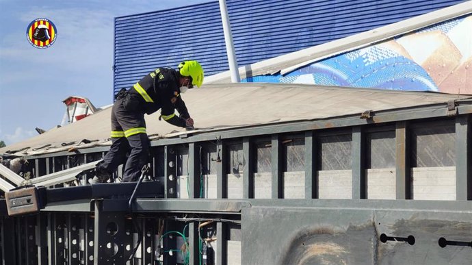 Bomberos trabajan en zonas afectadas por la DANA