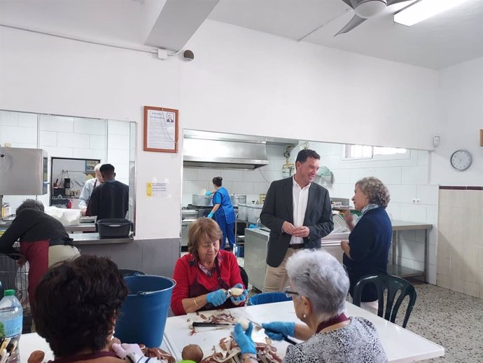 El presidente del Puerto de Huelva, Alberto Santana, en su visita al Comedor Social Virgen de la Cinta de Huelva.