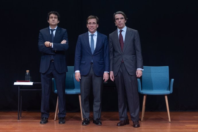 Almeida en el Aula de Liderazgo en la Universidad Francisco de Vitoria junto al expresidente José María Aznar