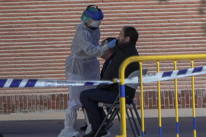 Archivo - Imagen de archivo de una sanitaria realizando un test rápido de coronavirus a un trabajador de servicios esenciales durante la pandemia en Madrid