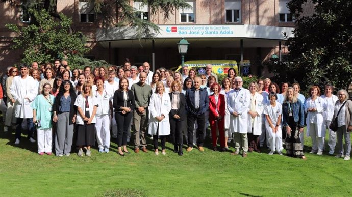 El Hospital Universitario Cruz Roja celebra un acto de reconocimiento al nadador Darío Fernández, que cruzó a nado el Canal de la Mancha para recaudar fondos para cuidados paliativos