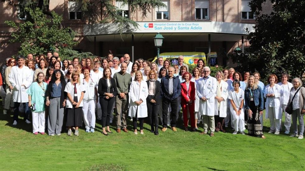 El Hospital Universitario Cruz Roja celebra un acto de reconocimiento al nadador Darío Fernández, que cruzó a nado el Canal de la Mancha para recaudar fondos para cuidados paliativos