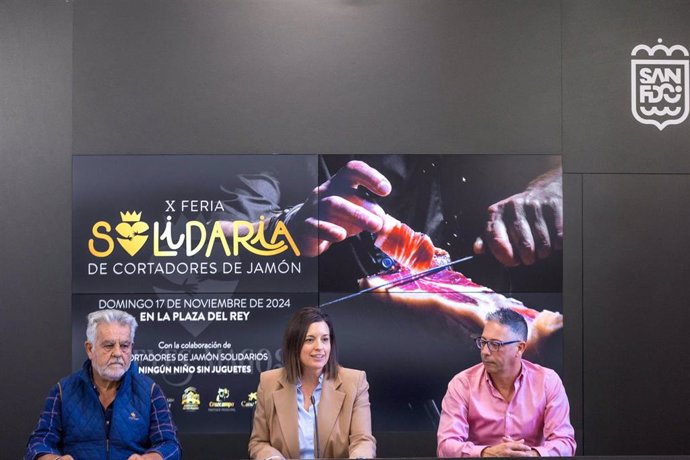 Patricia Cavada presentando la X Feria de Cortadores de Jamón para la campaña 'ningún niño sin juguete'.