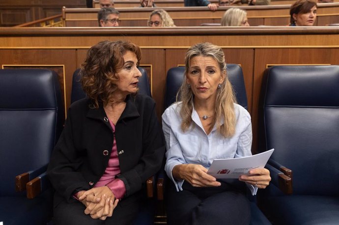 La vicepresidenta segunda y ministra de Hacienda, María Jesús Montero (i) y la vicepresidenta segunda y ministra de Trabajo, Yolanda Díaz (d), durante una sesión de control al Gobierno