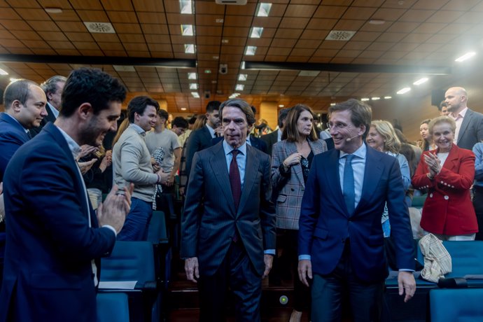 Almeida junto a Aznar en el Aula de Liderazgo en la Universidad Francisco de Vitoria junto al expresidente José María Aznar