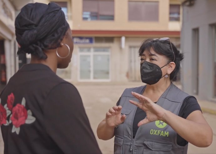 Una trabajadora de Oxfam Intermón con la presidenta de la red Aminata, Aminata Souko.