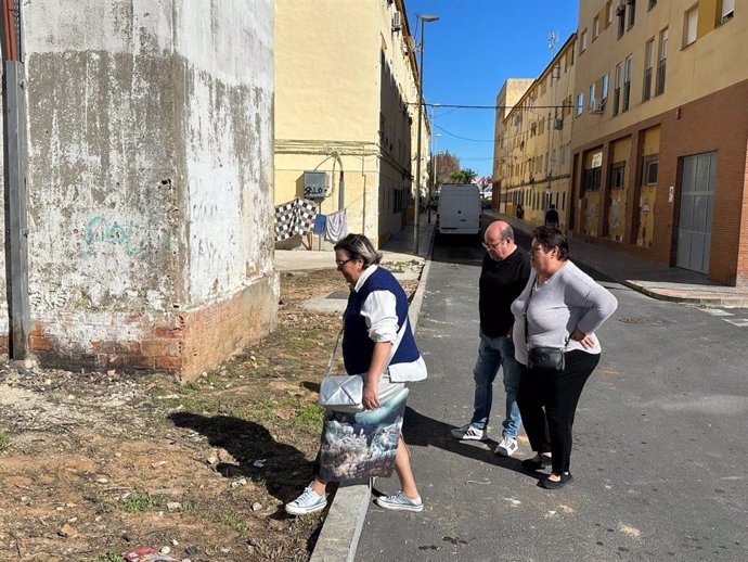 La concejal de Con Andalucía, Mónica Rossi, en su visita a la barriada onubense de Pérez Cubillas.