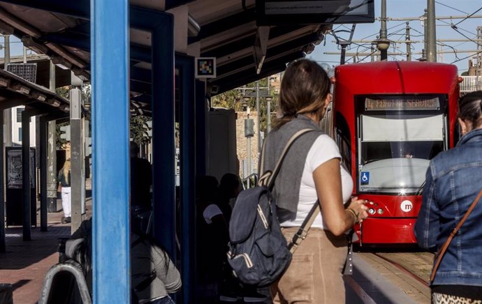 El tranvía llega a la estación de Valencia con servicio reducido tras el paso de la DANA,  a 11 de noviembre de 2024, en Valencia,