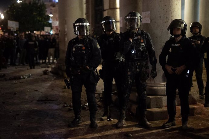 Agentes de Policía Nacional durante la manifestación en València contra la gestión de la DANA