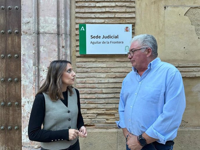 Jurado (izda.),  ante la sede judicial de  Aguilar de la Frontera.