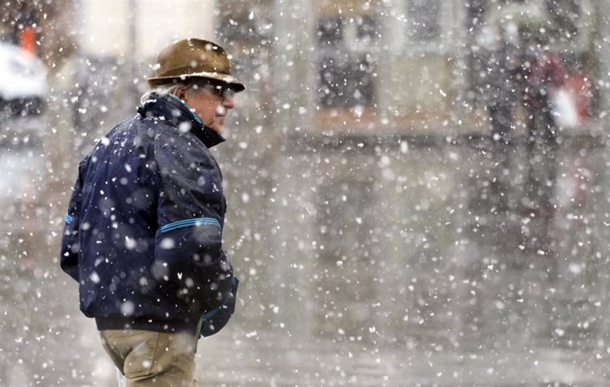 Archivo - Un hombre camina mientras nieva, a 23 de febrero de 2023, en Valladolid, Castilla y León (España). 