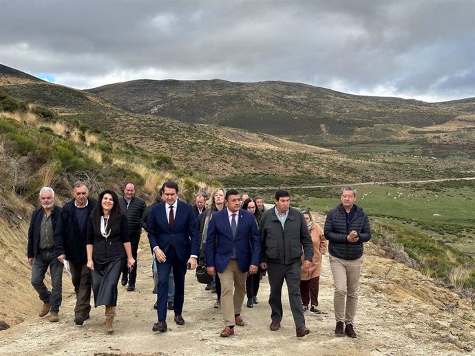 La Junta acondiciona y mejora los Caminos en la Reserva de Caza 'Sierra de Gredos' por más de 200.000 euros. El consejero de Medio Ambiente, Juan Carlos Suárez-Quiñones, de visita en la zona.