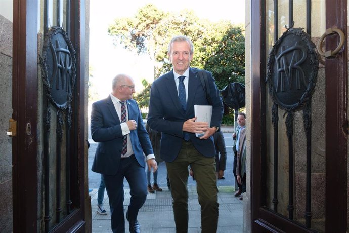 El presidente de la Xunta, Alfonso Rueda, y el alcalde de Noia (A Coruña), Santiago Freire, antes de la reunión del Consello de la Xunta.