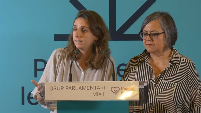 La coordinadora de Unidas Podemos en Baleares, Lucía Muñóz (i), y la diputada del grupo mixto en el Parlament, Cristina Gómez (d).