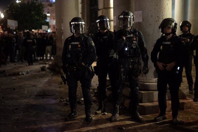 Agents de Policia Nacional durant la manifestació a València contra la gestió de la DANA