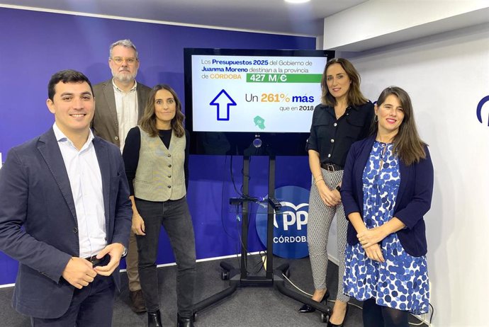 Araceli Cabello (dcha.), en la sede provincial del PP de Córdoba, junto a parlamentarios populares por la provincia.