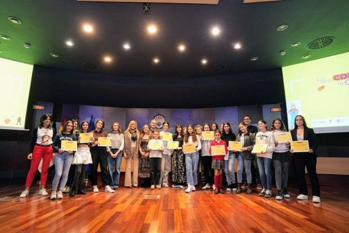 Imagen de las participantes del certamen, junto a autoridades y miembros del jurado.