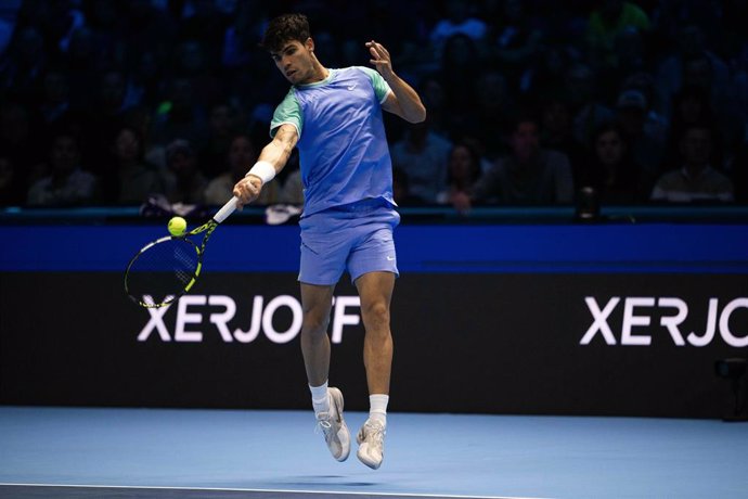 11 November 2024, Italy, Giaveno: Spanish tennis player Carlos Alcaraz in action against Norwegian Casper Ruud during their men's singles group stage match of the Nitto ATP Finals tennis tournament. Photo: Marco Alpozzi/LaPresse via ZUMA Press/dpa